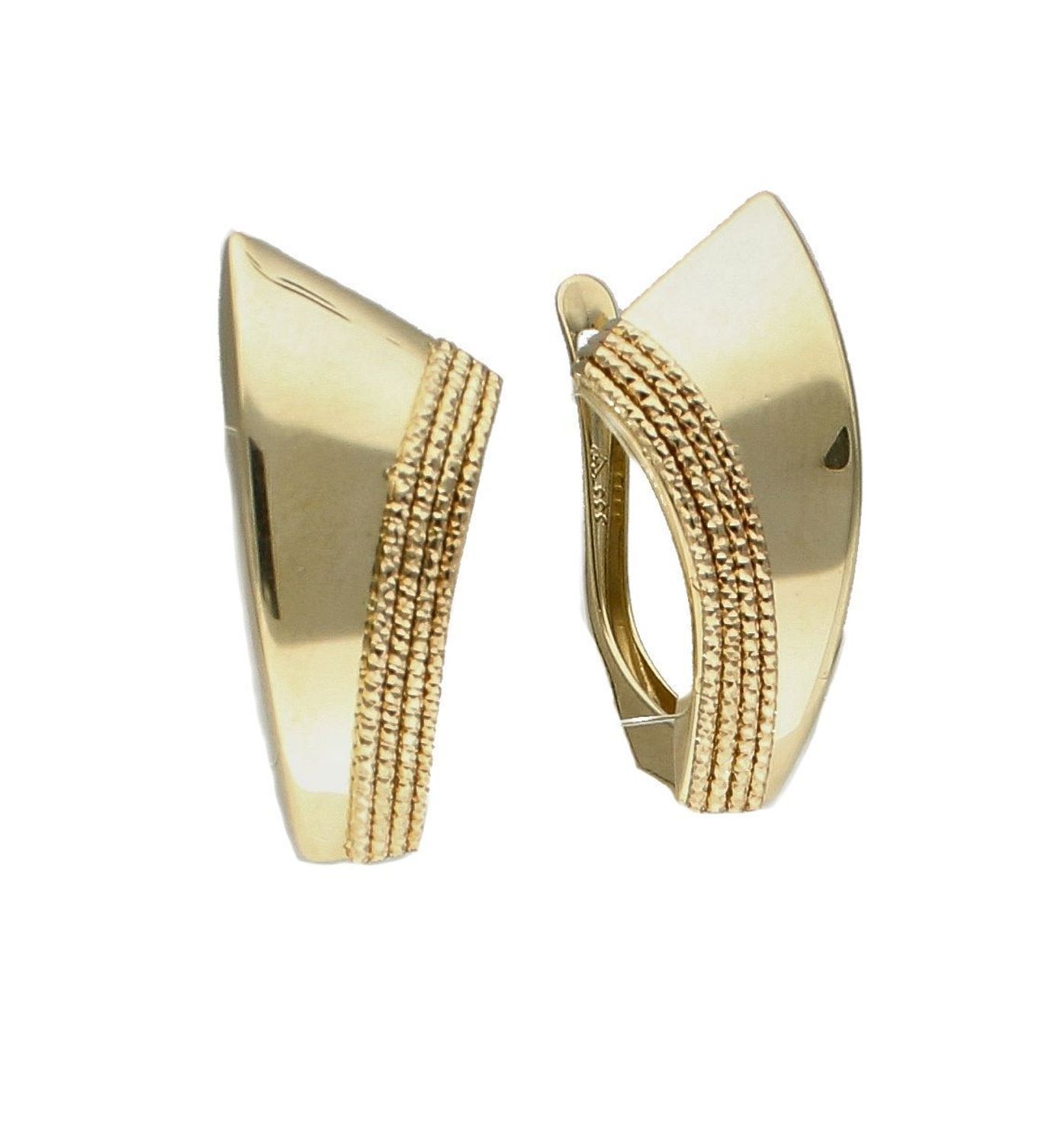 Złote kolczyki pr 333 grawerowane brzegi KL 2846 333. Eleganckie, zdobione złote kolczyki w formie blaszek z grawerowanym brzegiem wykonane ze złota próby 333. Waga około 2,20 gram. Ich kształt jest uniwers.jpg